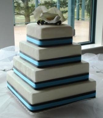 Show us those wedding cakes!!!