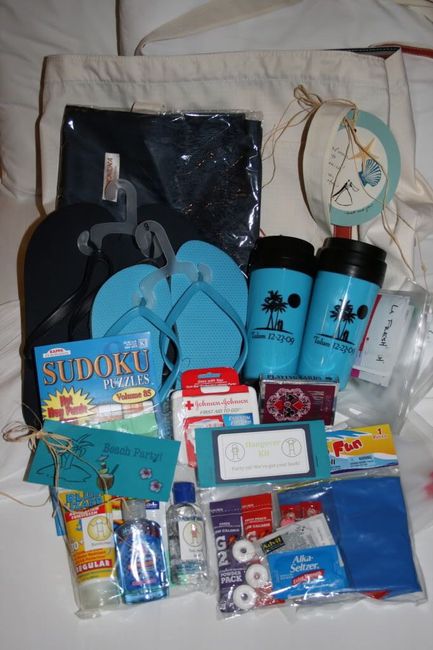 What to put in hotel gift bags for wedding guests? 3