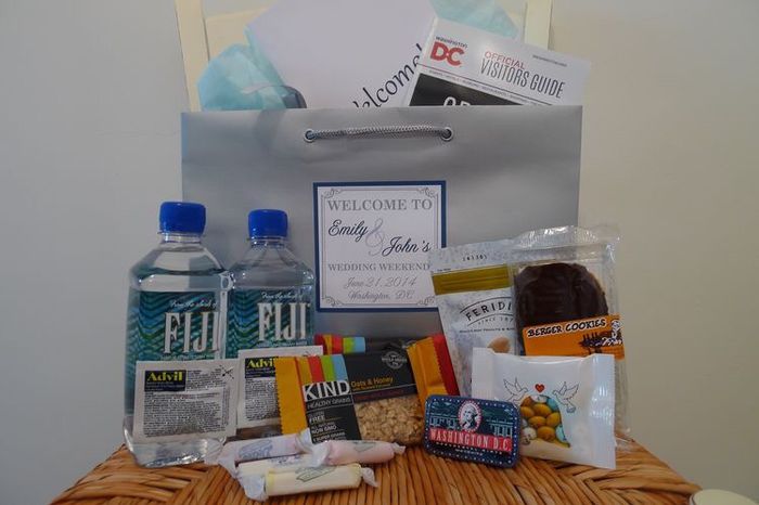 What to put in hotel gift bags for wedding guests? 7