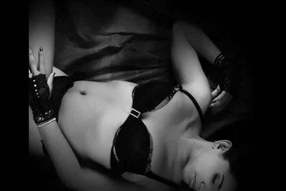 I did my budoir photo shoot * Pic included *