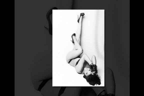 I did my budoir photo shoot * Pic included *