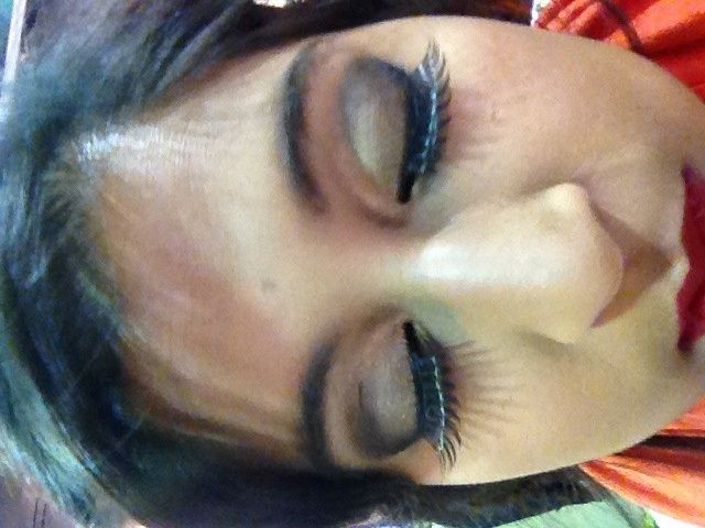 Anyone have pics of their overall wedding make up look, wearing false eyelashes?