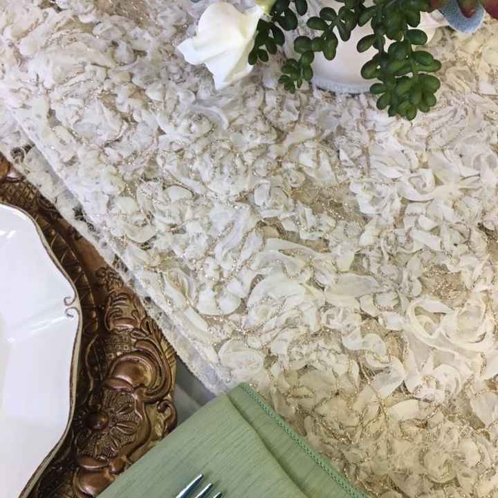 Tablecloth/runner colors