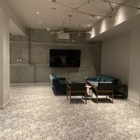 Myvenue has a column in the center of the room. - 2