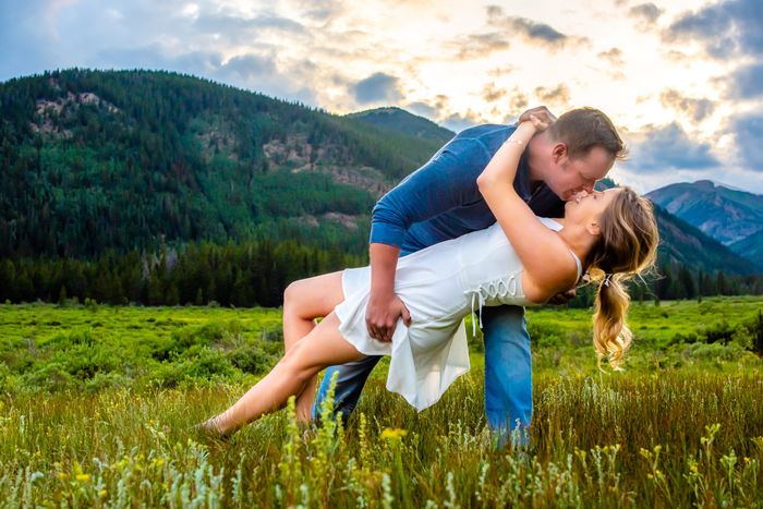 Drop an Engagement Pic with your Date & venue location 8