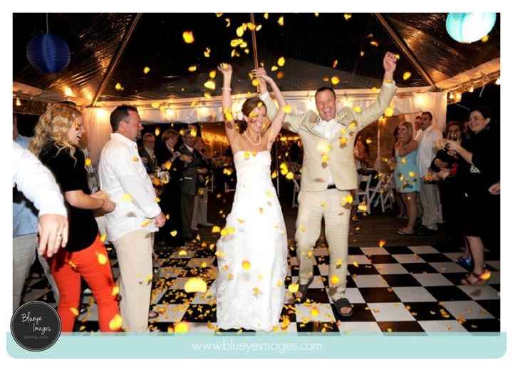 Show us your wedding dress!!!!!!