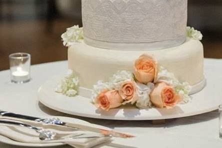 Elegant lace and fresh roses for a Tuscany inspired wedding.