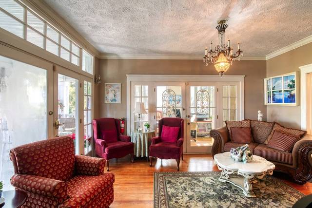 Elegant period style lounge