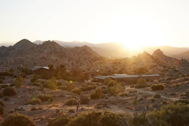 04-escape-pioneertown-atmospheric-sunset-03.jpg