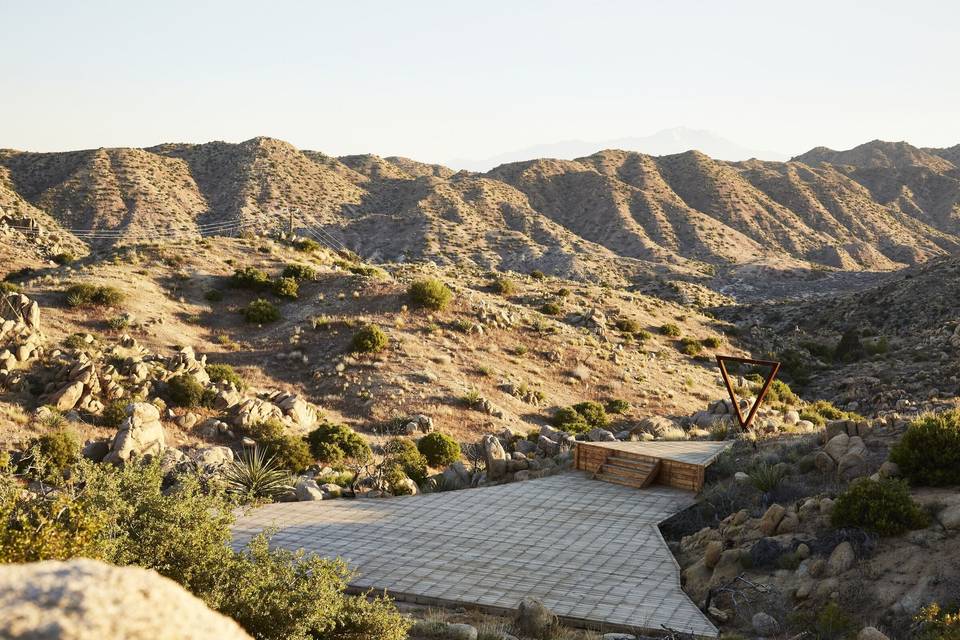 02-escape-pioneertown-triangle-elevated-wedding-deck.jpg