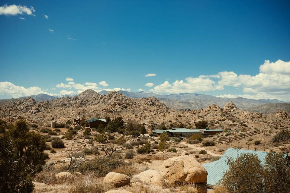 05-escape-pioneertown-atmospheric-great-outdoors.jpg