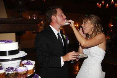 Eating of wedding cake