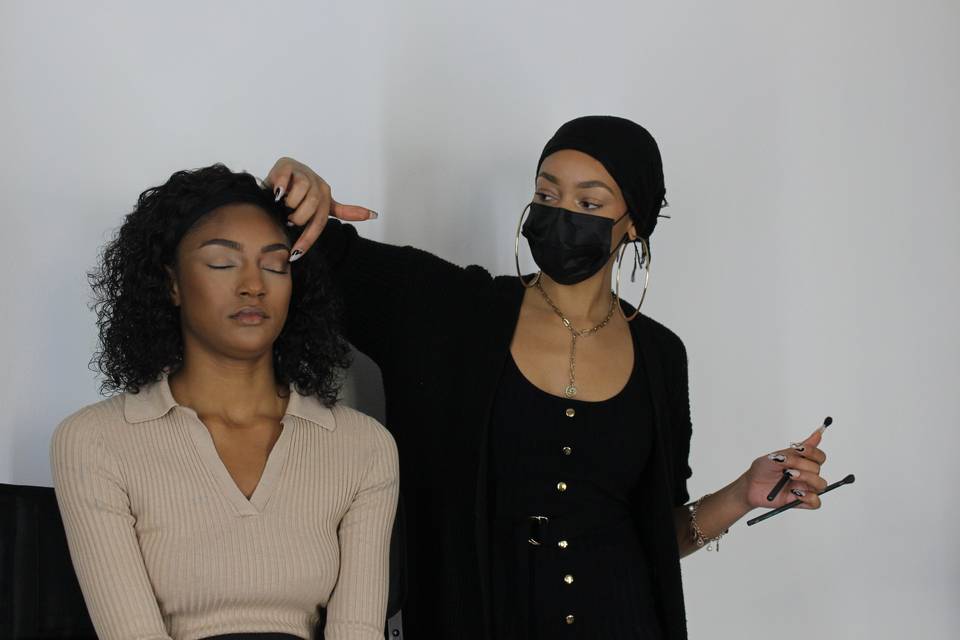 Our artist Alexandria teaching