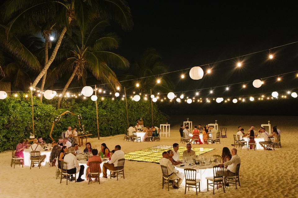BEACH DINNER