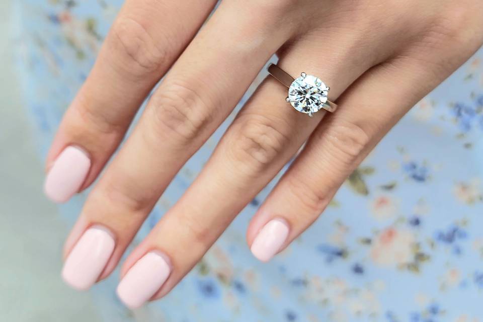 Round cut diamond