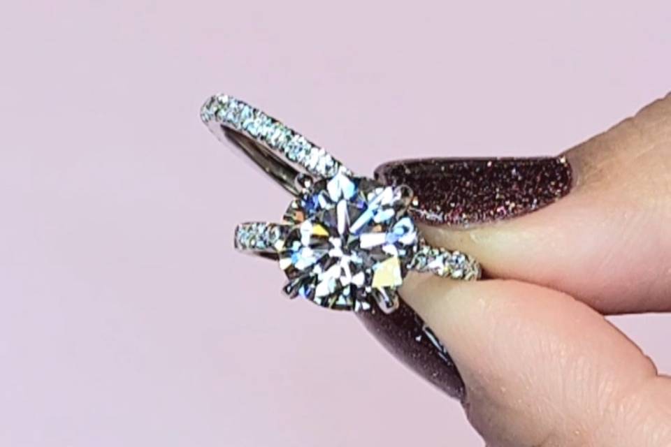 Round cut diamond
