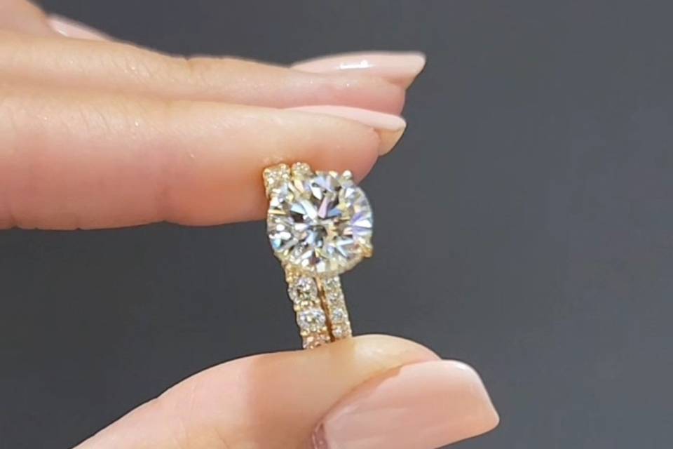 Round cut diamond
