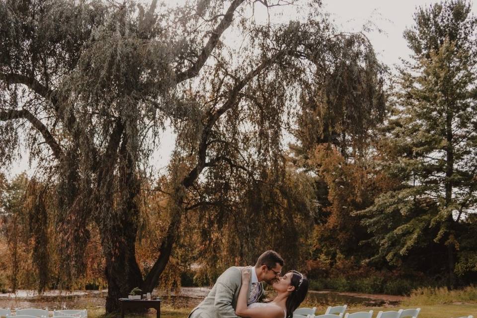 Charming ceremony kiss