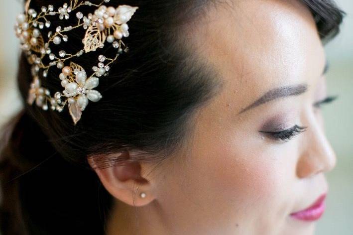 Bridal hairdo and floral hairpin