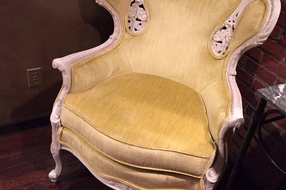 Arianna wanted a special chair to sit in for her gift opening.  We found the perfect chair for her at a local rental boutique.