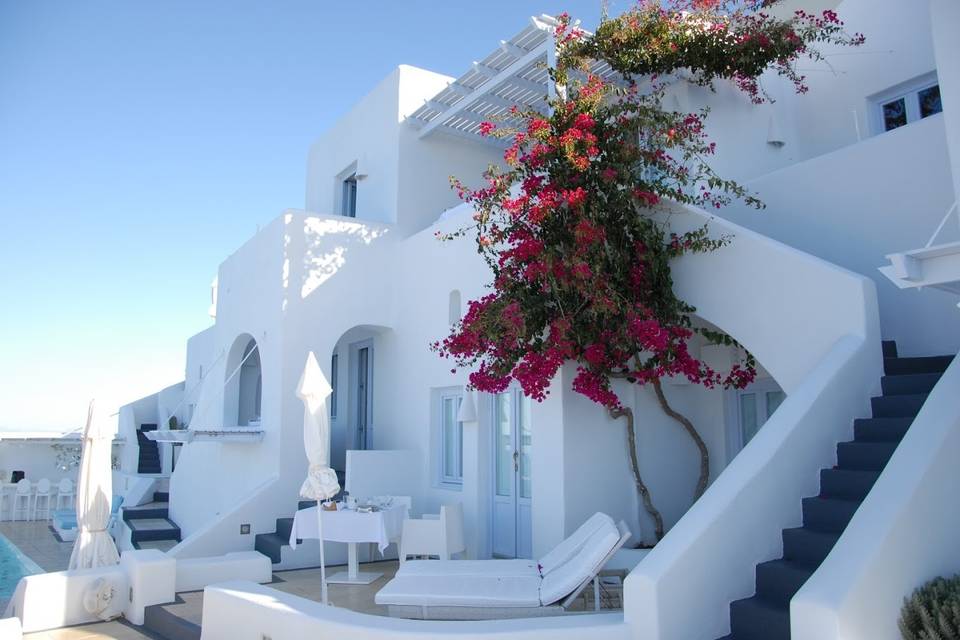 Santorini's white-washed walls, Bougainville and sunshine.
Image:  Errica Diaz