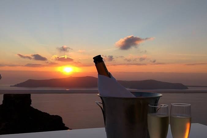 A romantic Santorini sunset.
Image:  Errica Diaz