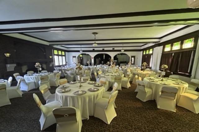 02-event-02-white-gold-tables.jpg