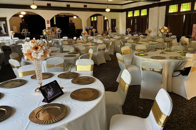 White and gold table setup