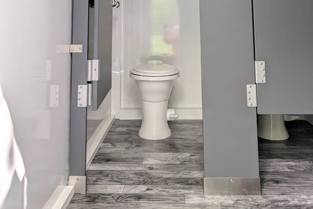 Ladies 5 Station Stall
