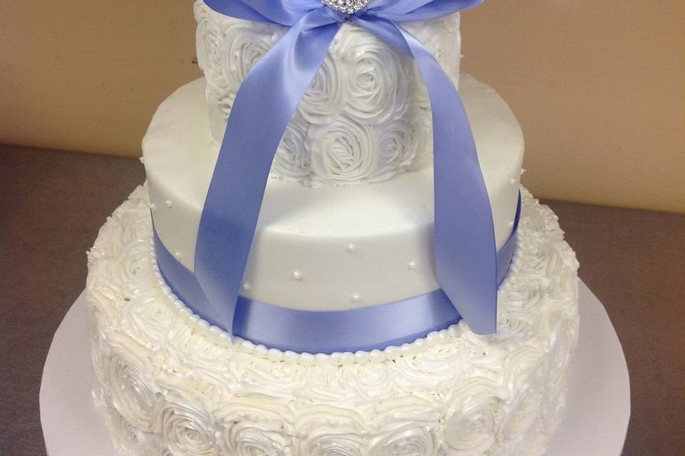 Wedding cake with a periwinkle ribbon