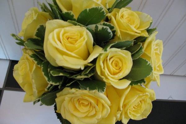 Simple elegant yellow rose bridal bouquet.