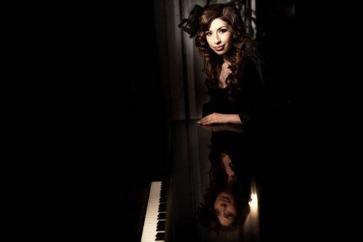 a vintage photo for the bride, we like how she reflects on the piano.