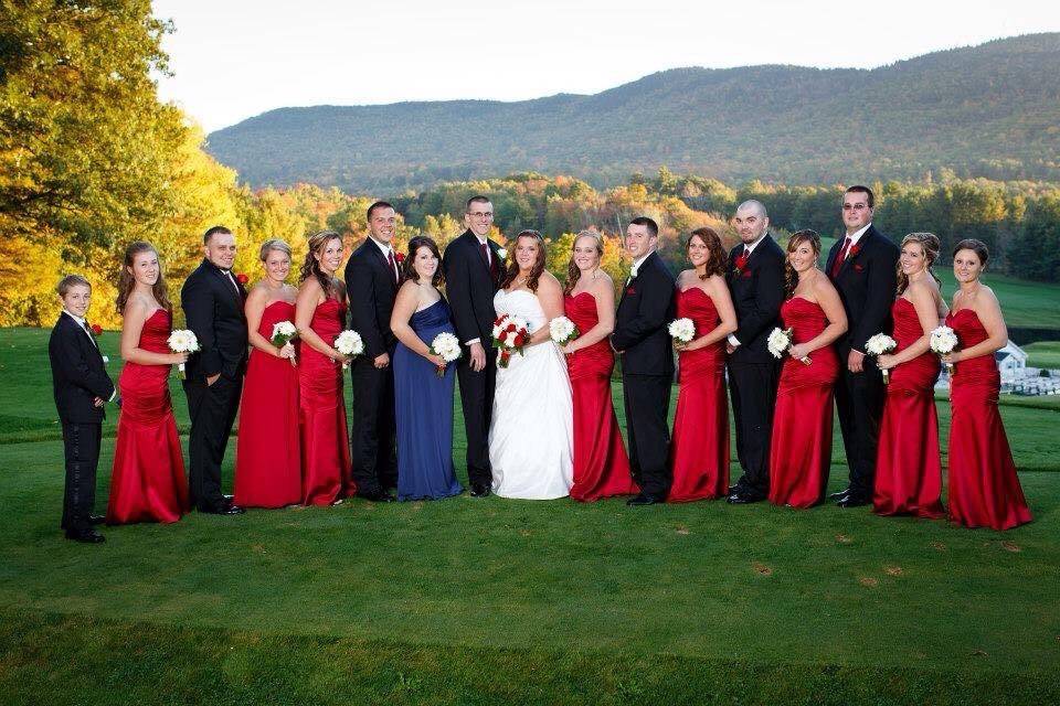 Couple with bridesmaids and groomsmen