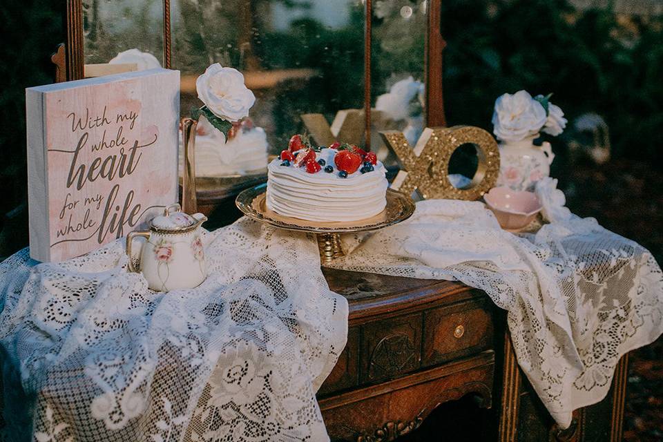 Cake cutting table