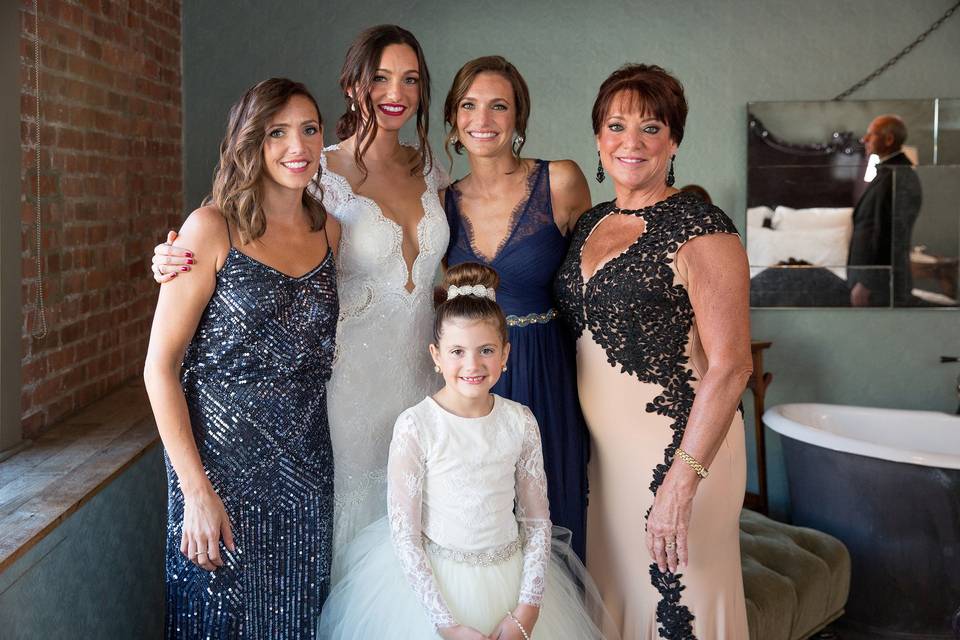 The bride and her party all together before walking down the isle