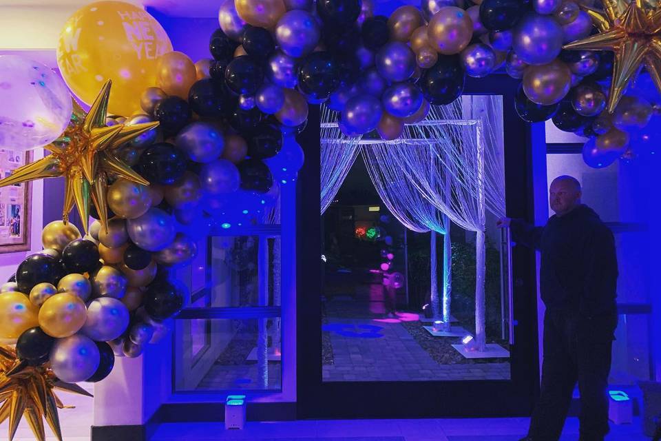 BalloonsBearingElegance