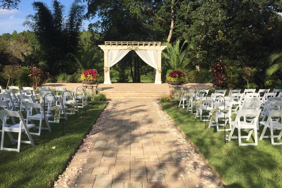 A tranquil set for a beautiful wedding