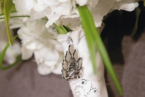Broach decorating the bride's bouquet