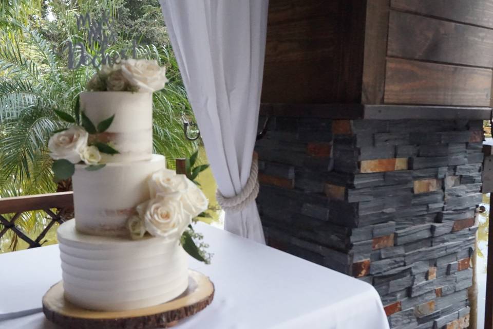 Semi-naked rustic cake