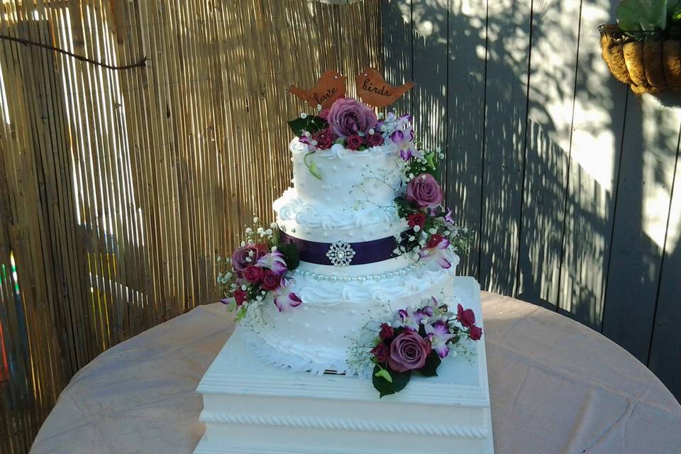 Cake with flower decorations