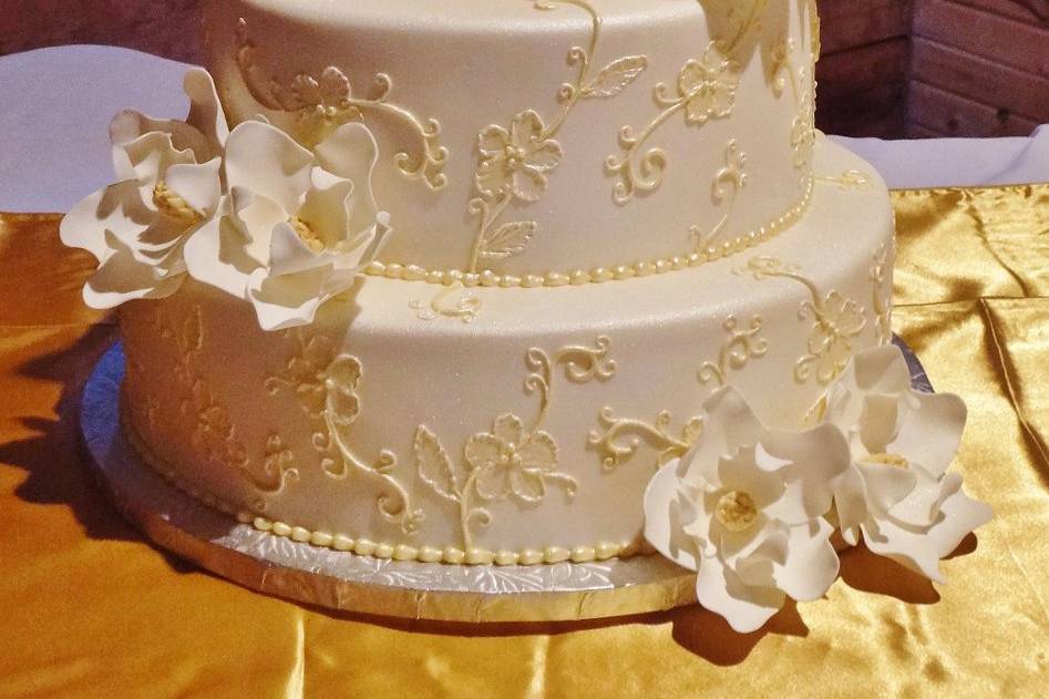 Cheyenne WY Wedding, magnolias, gold piping, 3 tier wedding cake