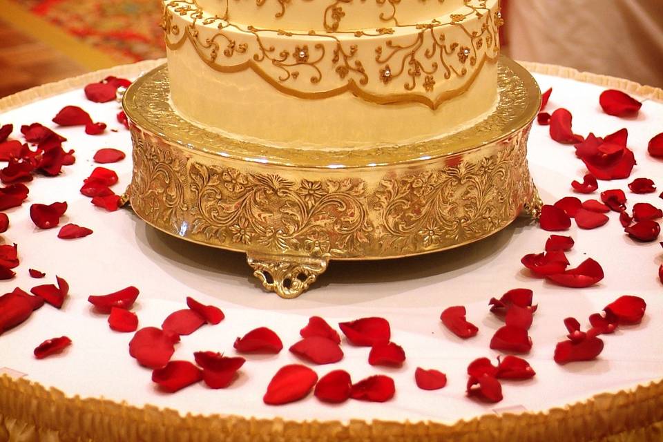 Gold lace inspired cake