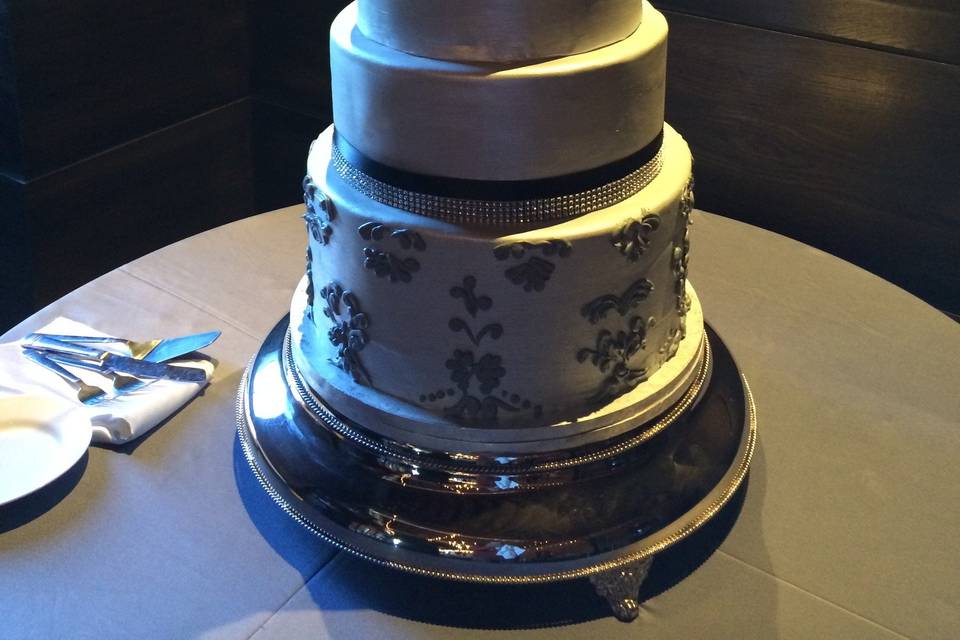 Dual lighting on cake