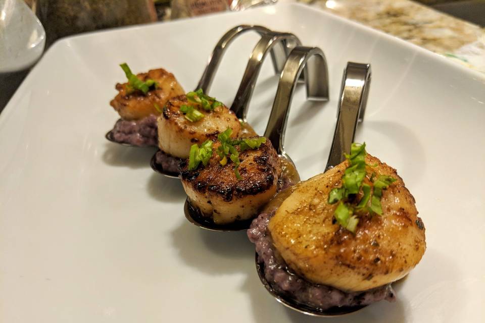 Scallops with cajun grits