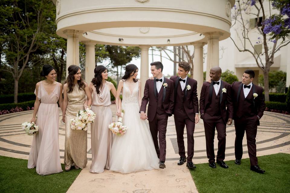 The couple with the bridesmaids and groomsmen