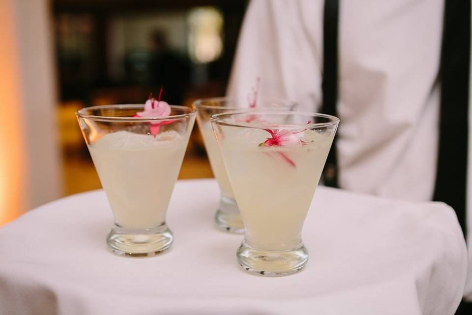 Serving cocktail