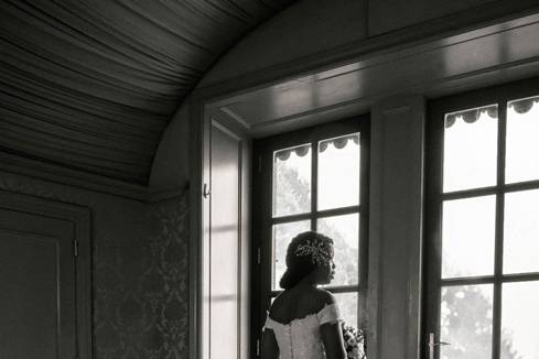 Oheka castle bride in window