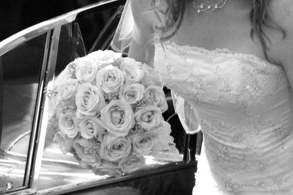 Sycamore bride limo bouquet B&W