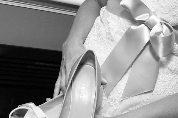 Bride's dress with bow and shoes with bow