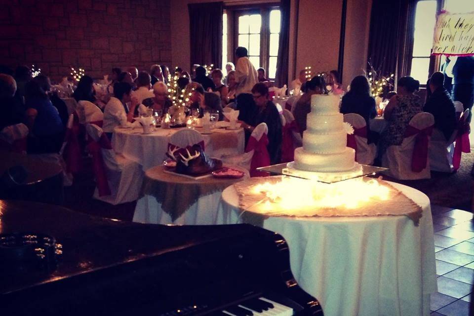 Grand piano and wedding cake display